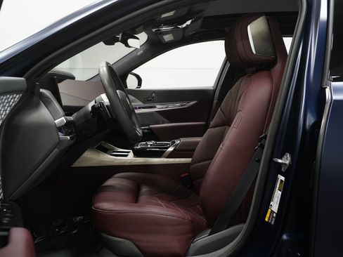 Used 2025 BMW i7 M70 w/ Executive Package image 2