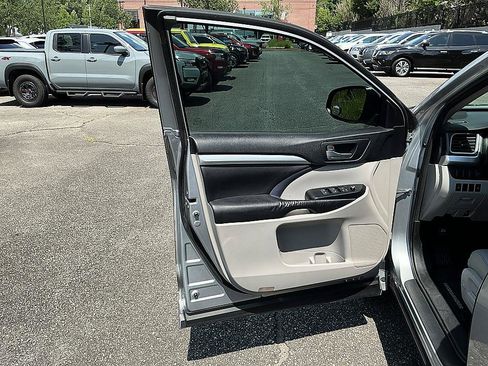 Used 2015 Toyota Highlander XLE FWD image 11