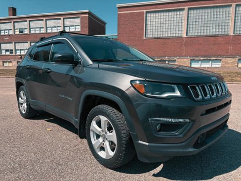 Used 2018 Jeep Compass Latitude w/ Popular Equipment Group AWD/4WD image 5