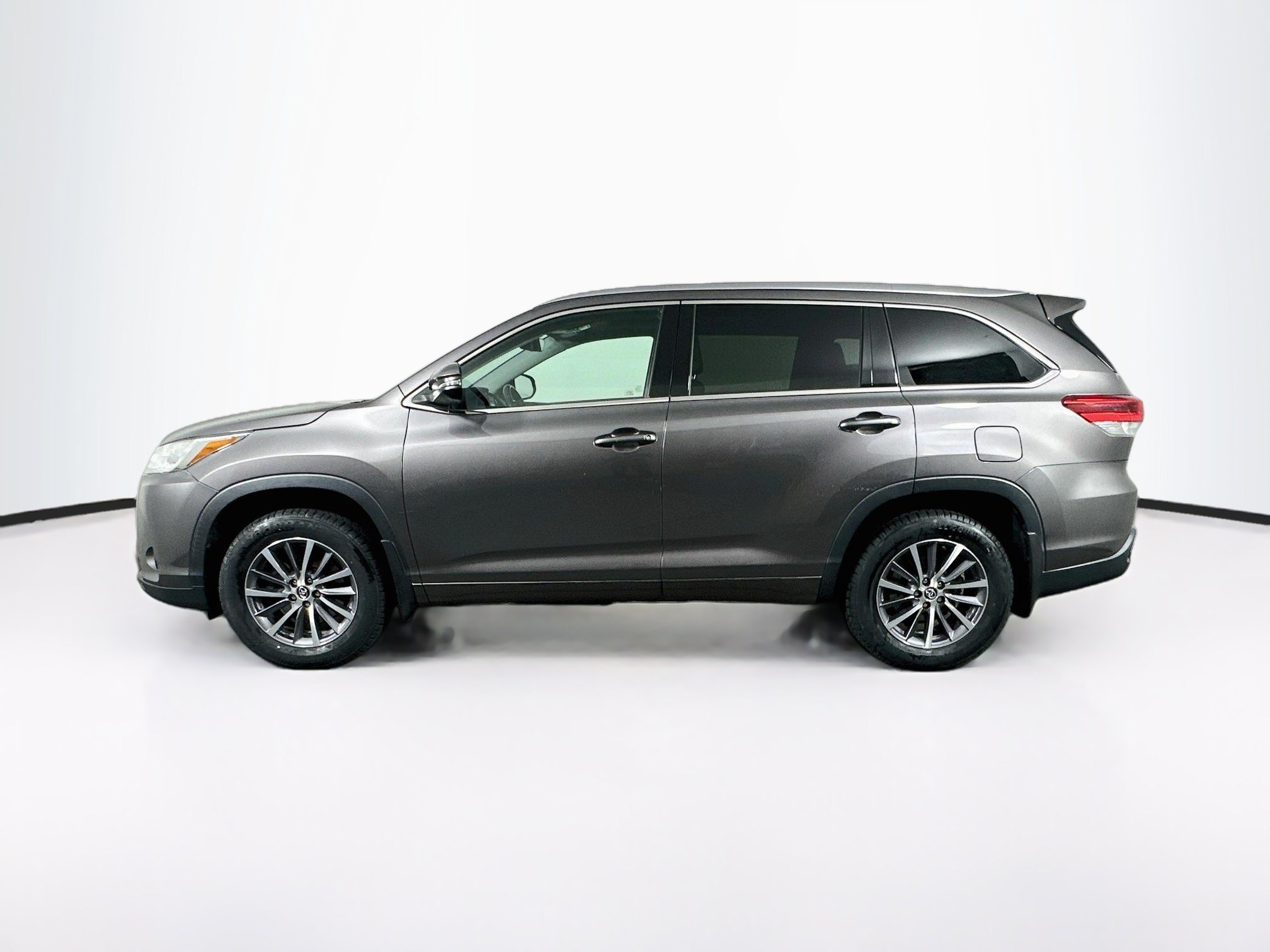 Used 2017 Toyota Highlander XLE w/ Carpet Mat Package AWD/4WD image 4