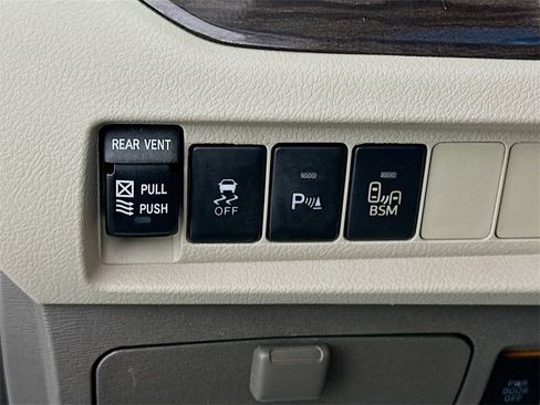 Used 2015 Toyota Sienna XLE Premium image 10