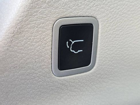 Used 2024 Chrysler Pacifica Limited FWD image 16