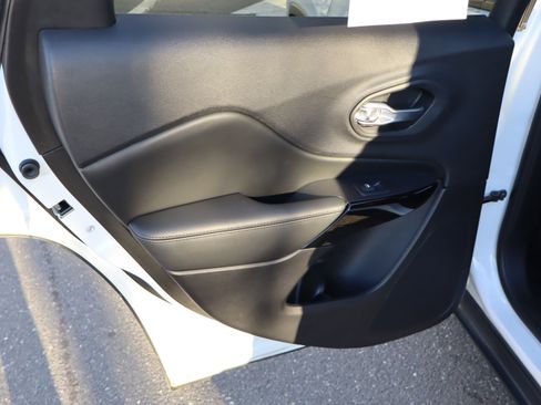 Used 2020 Jeep Cherokee Latitude Plus image 30