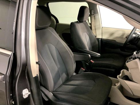 Used 2022 Chrysler Voyager LX FWD image 7