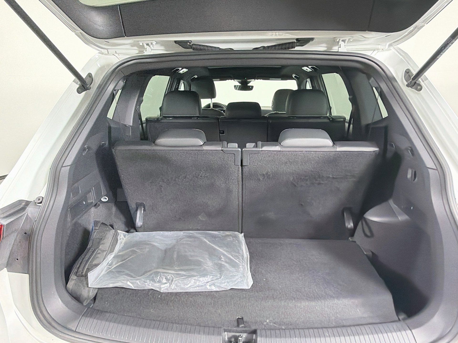 Used 2023 Volkswagen Tiguan SE R-Line FWD image 25