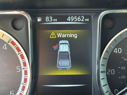 Used 2018 Nissan Titan SV w/ SV Convenience Package image 5