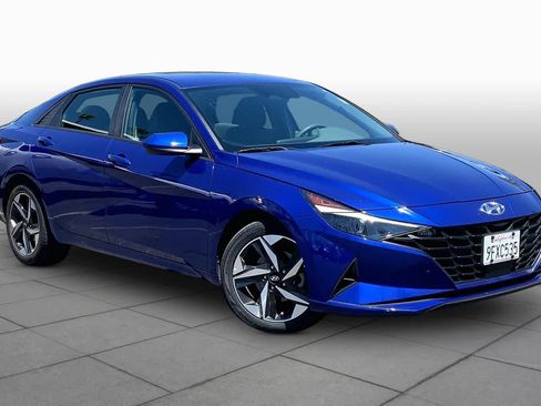 Used 2023 Hyundai Elantra SEL w/ Convenience Package FWD image 2