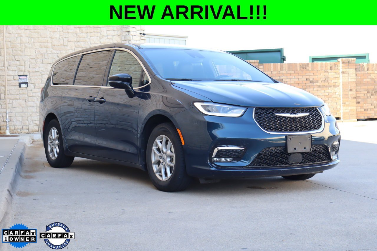 Used 2025 Chrysler Pacifica Select FWD image 1