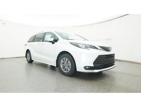 New 2026 Toyota Sienna XLE image 29