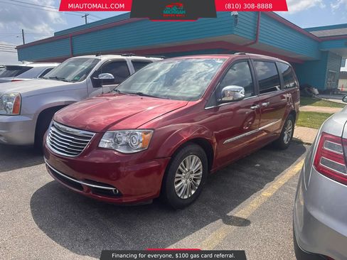 Used 2012 Chrysler Town & Country Limited w/ Luxury Group FWD image 3