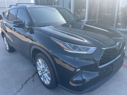 Used 2020 Toyota Highlander Limited FWD image 4