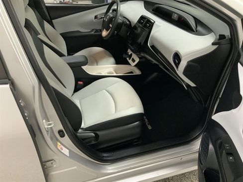 Used 2018 Toyota Prius Three image 19