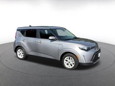 Used 2025 Kia Soul LX w/ LX Technology Package FWD image 2