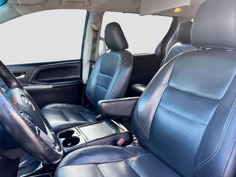 Used 2016 Toyota Sienna SE Premium image 23
