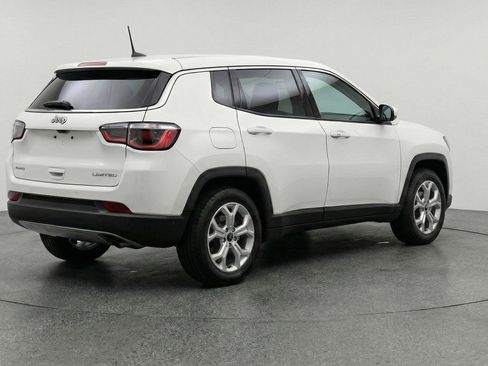 Used 2025 Jeep Compass Latitude AWD/4WD image 9