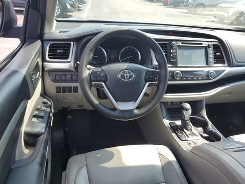 Used 2017 Toyota Highlander XLE AWD/4WD image 11