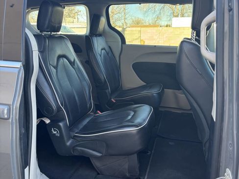 Used 2022 Chrysler Pacifica Limited image 19