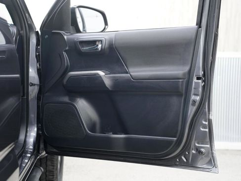 Used 2018 Toyota Tacoma TRD Sport image 32