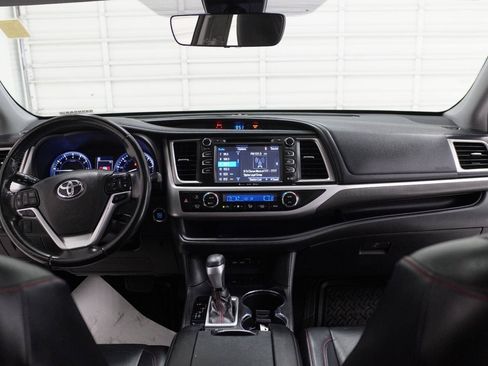 Used 2019 Toyota Highlander SE FWD image 28
