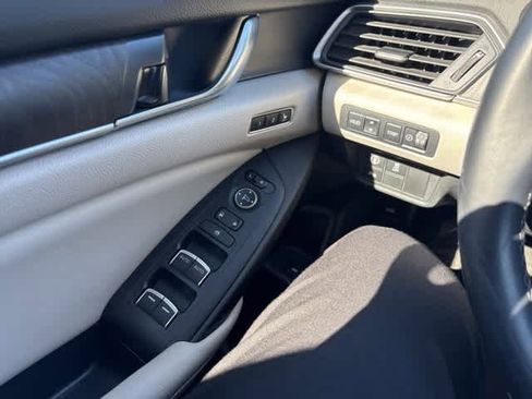 Used 2018 Honda Accord Touring image 18