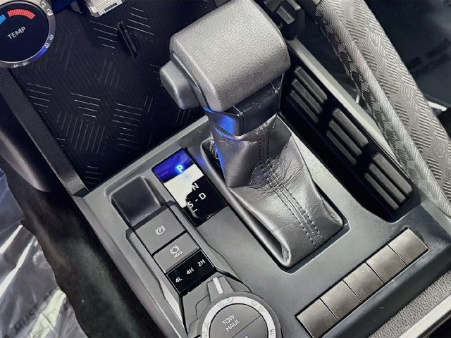 Used 2025 Toyota Tacoma SR5 AWD/4WD image 17