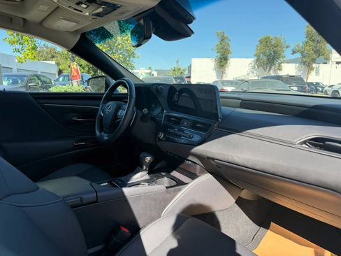 Used 2024 Lexus ES 300h w/ Premium Package FWD image 11