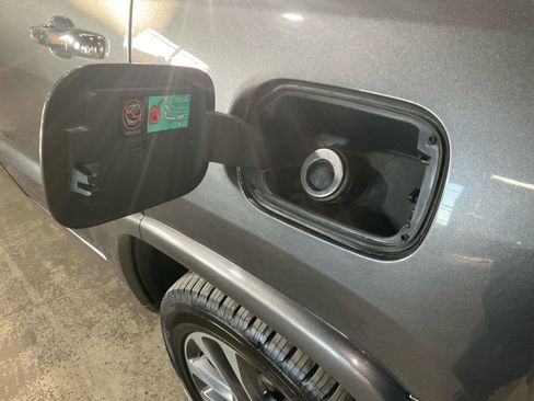 Used 2018 Jeep Grand Cherokee Overland w/ Jeep Active Safety Group image 26