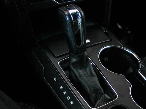 Used 2016 Ford Explorer XLT image 19