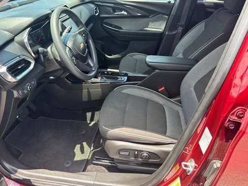 Used 2023 Chevrolet TrailBlazer LT w/ Convenience Package FWD image 9
