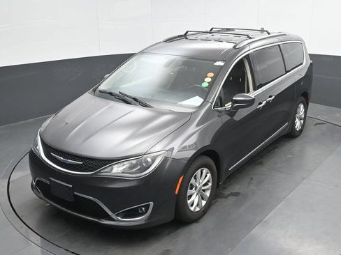 Used 2018 Chrysler Pacifica Touring-L FWD image 17