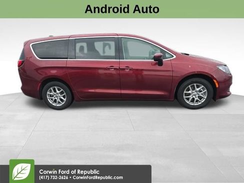 Used 2023 Chrysler Voyager LX image 4