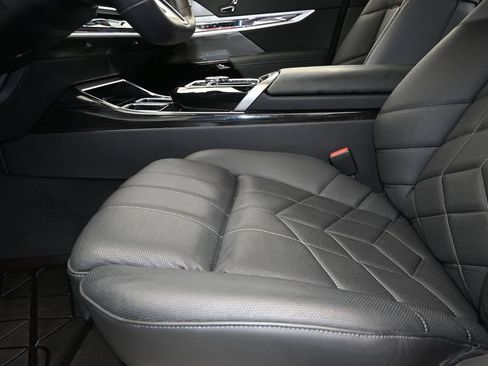 Certified 2026 BMW 740i w/ Executive Package RWD image 13