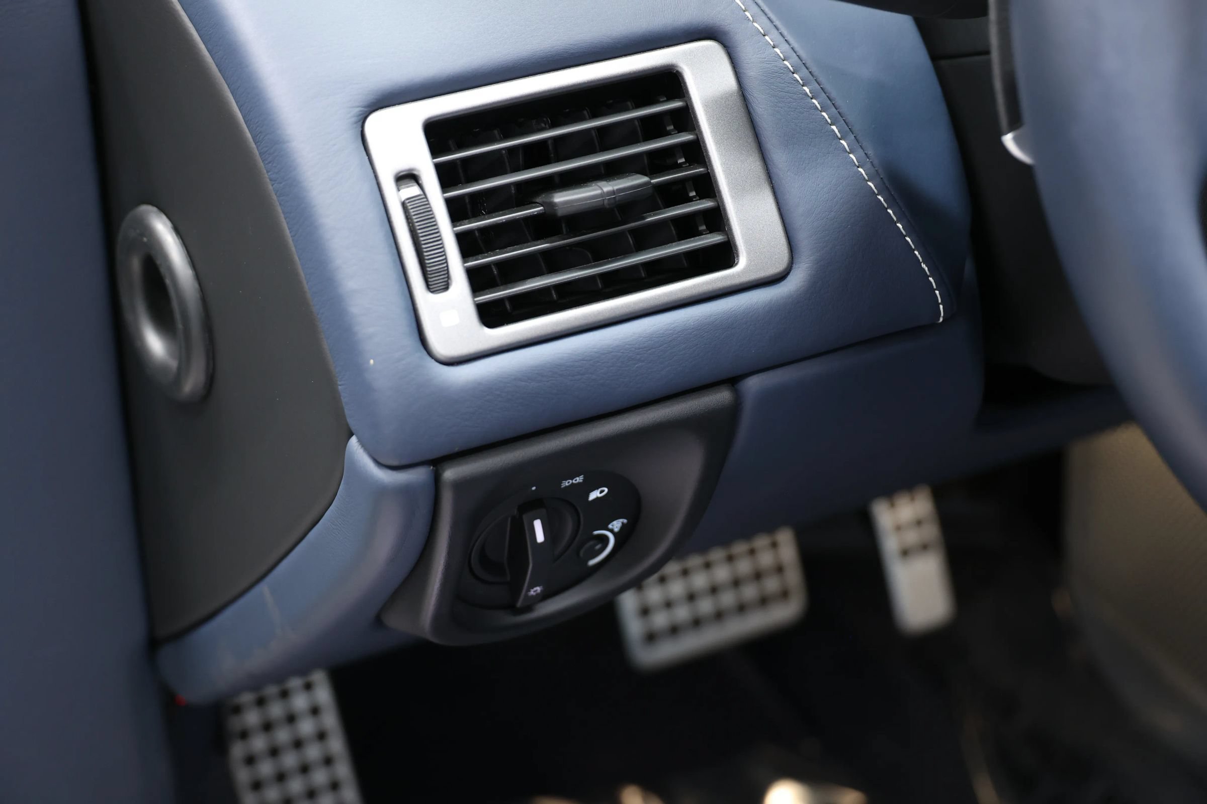 Used 2012 Aston Martin Virage Volante RWD image 23