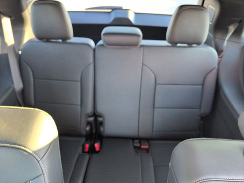 Used 2025 Chevrolet Traverse LT image 27