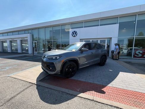 Used 2025 Volkswagen Tiguan SE R-Line AWD/4WD image 3