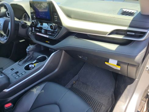 Used 2025 Toyota Highlander XLE image 12