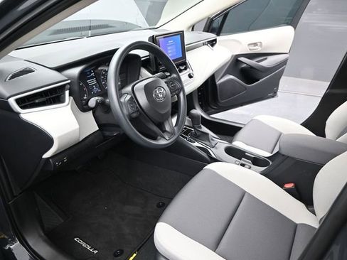 Used 2025 Toyota Corolla LE w/ Convenience Package image 4