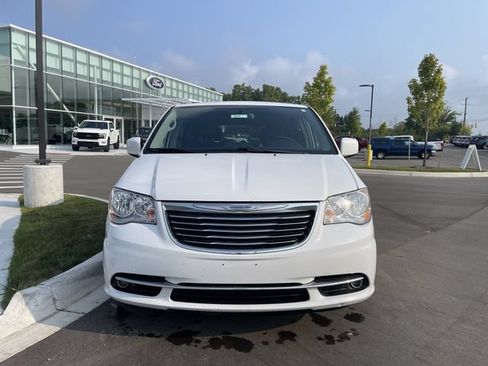 Used 2016 Chrysler Town & Country Touring w/ Driver Convenience Group FWD image 8