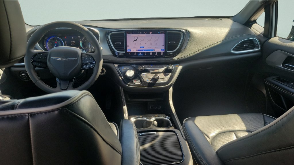 Used 2025 Chrysler Pacifica Limited FWD image 10