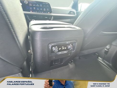 Used 2025 Chevrolet Suburban Z71 image 27