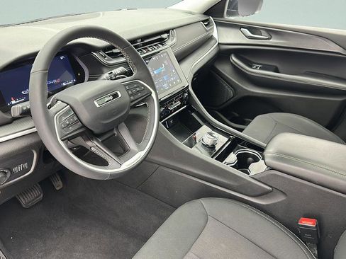 Used 2023 Jeep Grand Cherokee Laredo w/ Luxury Tech Group I AWD/4WD image 14