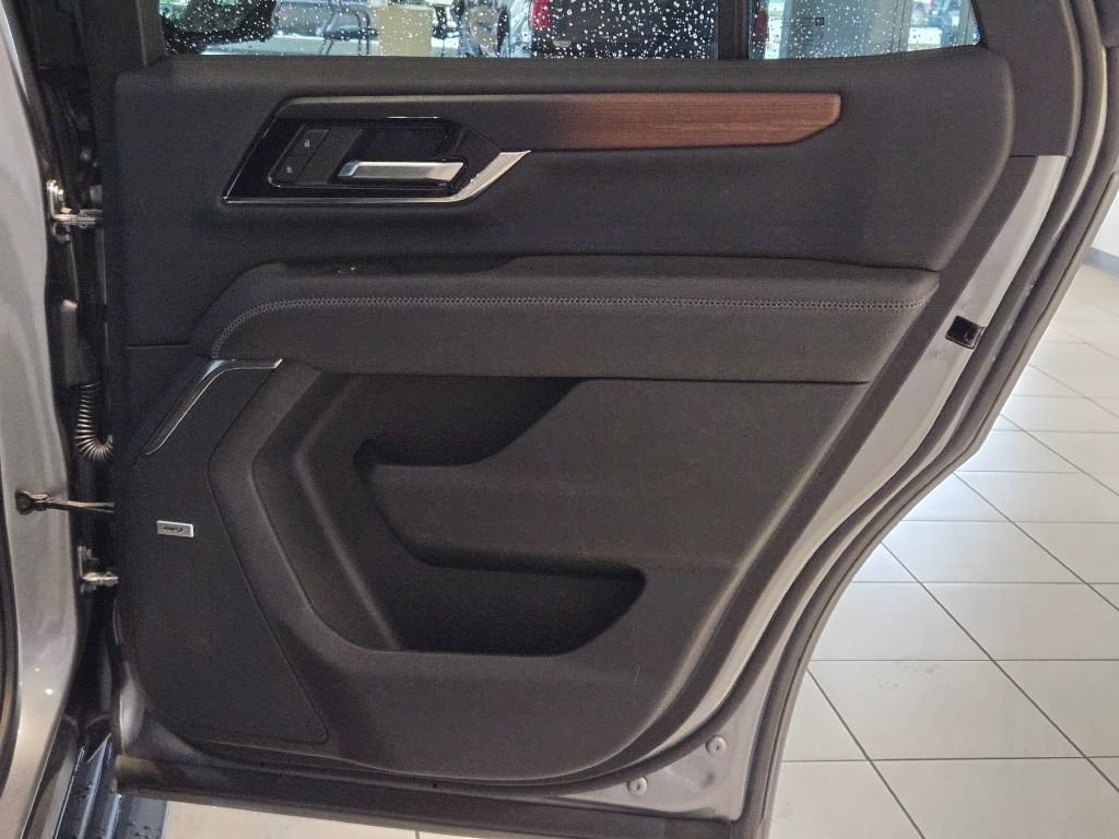 Used 2025 GMC Yukon Denali AWD/4WD image 8