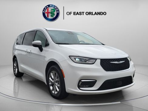 Used 2023 Chrysler Pacifica Touring-L AWD/4WD image 1