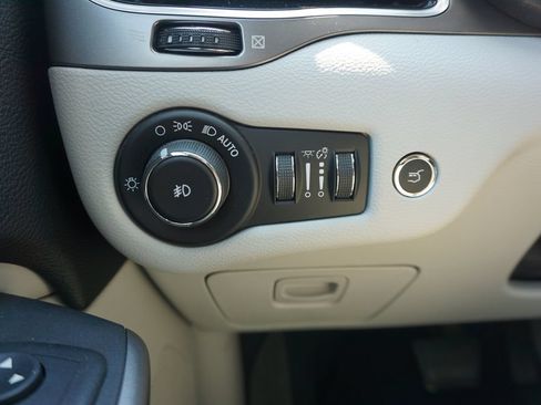 Used 2019 Jeep Cherokee Limited w/ Technology Group FWD image 5