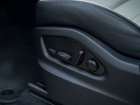 Certified 2025 Porsche Cayenne E-Hybrid image 17