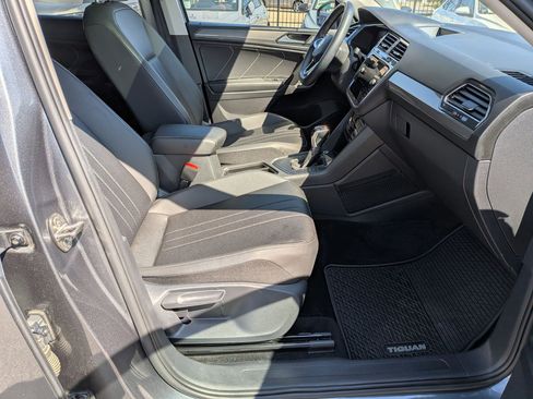 Used 2023 Volkswagen Tiguan SE w/ Panoramic Sunroof Package image 37