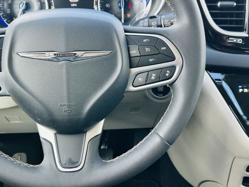 Used 2023 Chrysler Pacifica Touring-L FWD image 18