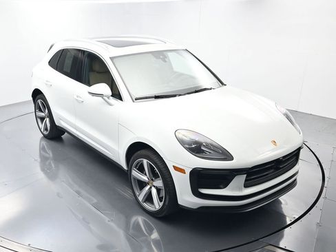 Certified 2025 Porsche Macan AWD/4WD image 43