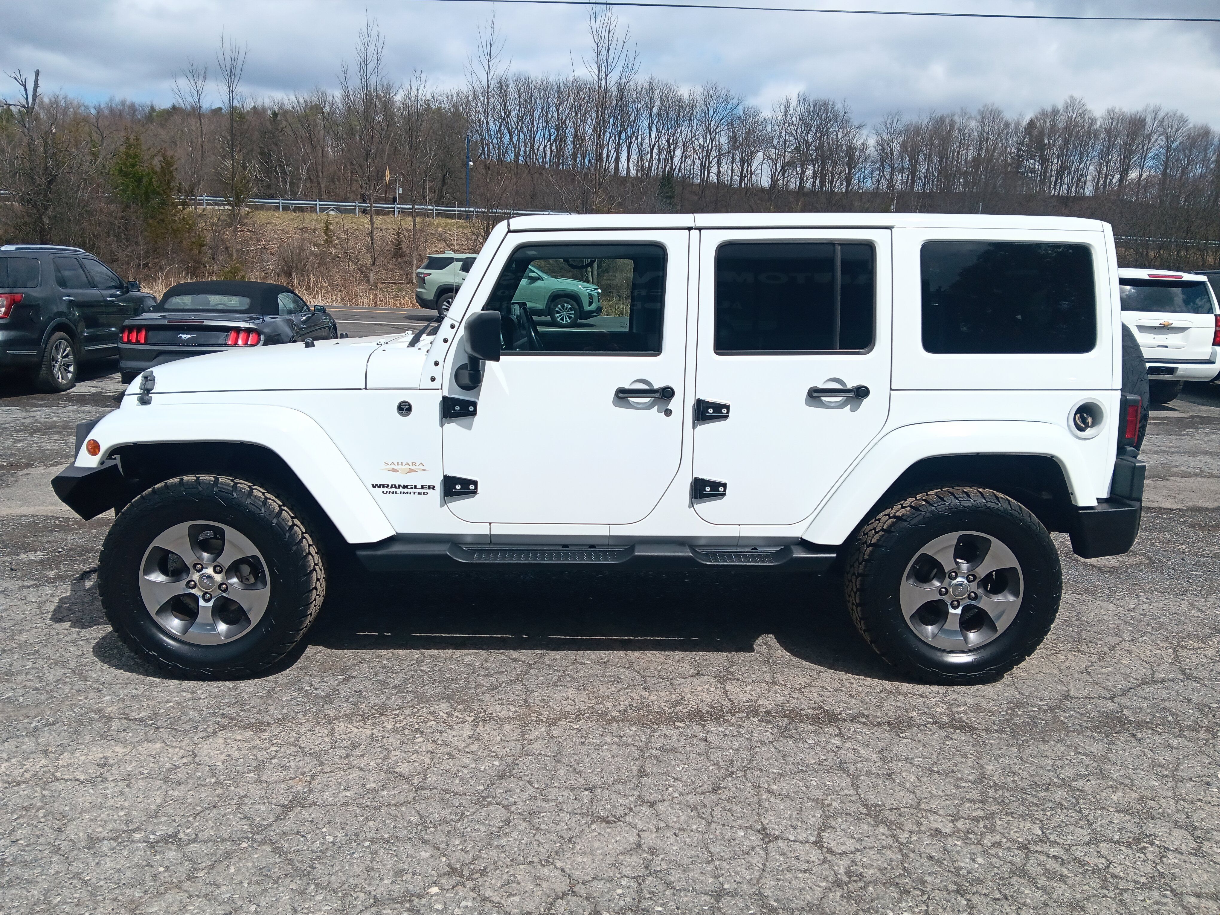 Used 2015 Jeep Wrangler Unlimited Sahara w/ Connectivity Group AWD/4WD image 2