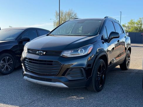 Used 2022 Chevrolet Trax LT w/ Redline Edition image 2
